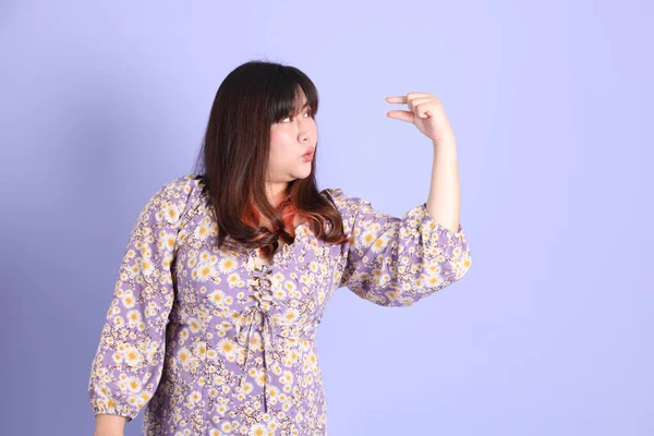 Femme Asiatique Potelée Debout Sur Fond Violet Avec Les Vêtements — Photo