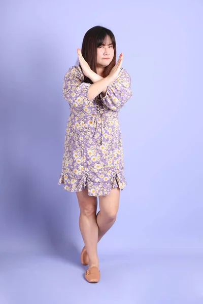 Chubby Asian Woman Standing Purple Background Casual Clothes — Zdjęcie stockowe