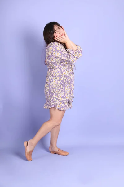 Den Knubbiga Asiatiska Kvinnan Står Den Lila Bakgrunden Med Casual — Stockfoto