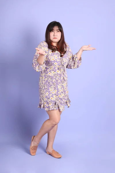 Gordita Mujer Asiática Pie Sobre Fondo Púrpura Con Ropa Casual —  Fotos de Stock