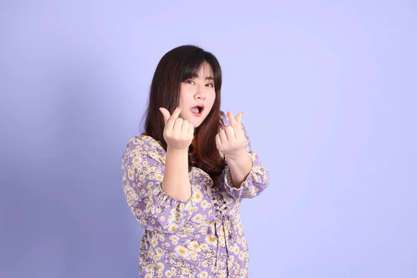 Chubby Asian Woman Standing Purple Background Casual Clothes — Zdjęcie stockowe