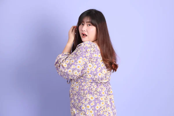 Chubby Asian Woman Standing Purple Background Casual Clothes — Stock Photo, Image