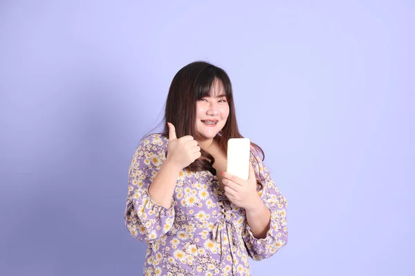 Gordita Mujer Asiática Pie Sobre Fondo Púrpura Con Ropa Casual — Foto de Stock
