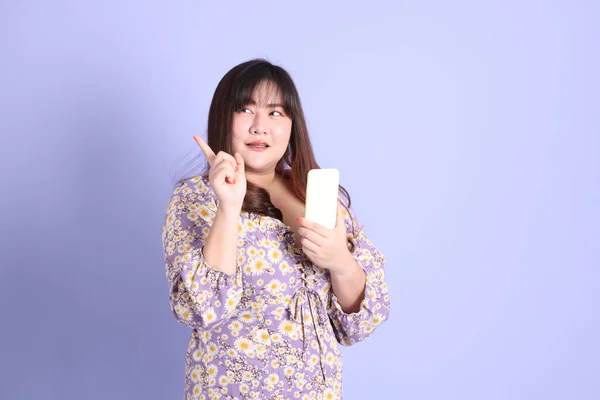 Chubby Asian Woman Standing Purple Background Casual Clothes — Stock Photo, Image