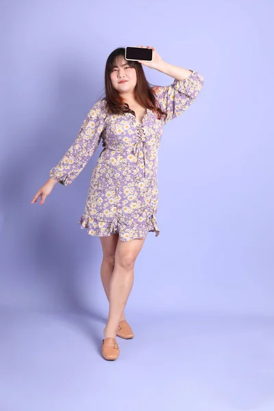 Femme Asiatique Potelée Debout Sur Fond Violet Avec Les Vêtements — Photo