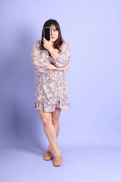 Baculaté Asijské Žena Stojící Fialovém Pozadí Ležérní Oblečení — Stock fotografie