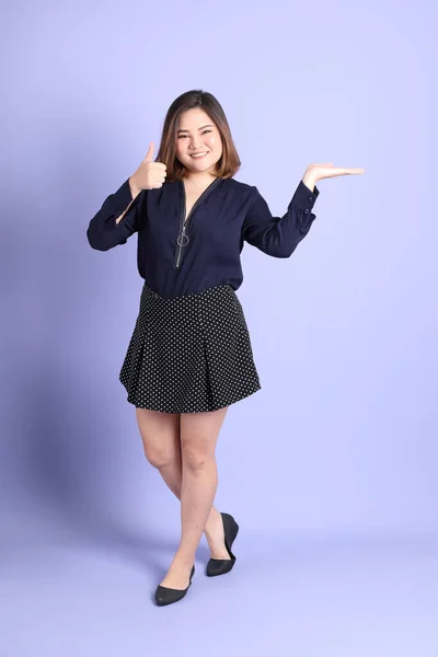 Chubby Asian Woman Standing Purple Background Casual Clothes — Stock Photo, Image