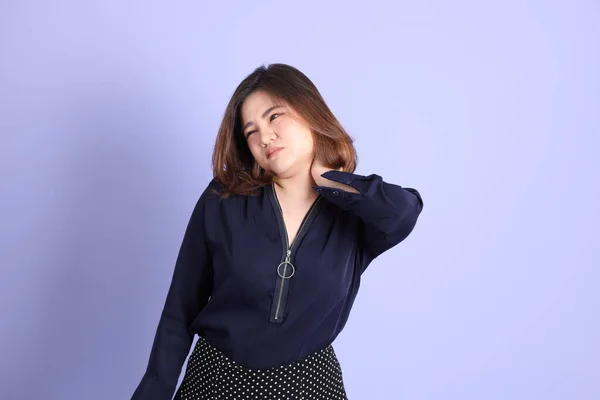 Chubby Asian Woman Standing Purple Background Casual Clothes — Stock Photo, Image