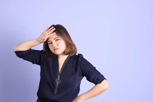 Chubby Asian Woman Standing Purple Background Casual Clothes — Stock Photo, Image