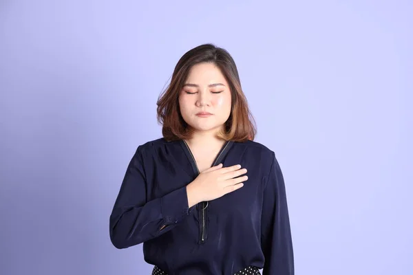 Mulher Asiática Gordinha Fundo Roxo Com Roupas Casuais — Fotografia de Stock