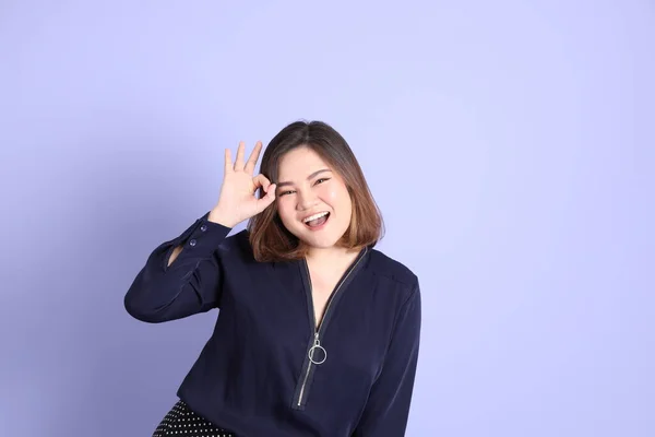 Chubby Asian Woman Standing Purple Background Casual Clothes — Zdjęcie stockowe