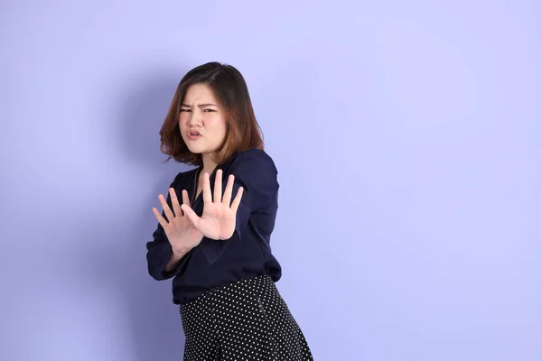 Chubby Asian Woman Standing Purple Background Casual Clothes — Stock Photo, Image