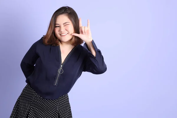 Mulher Asiática Gordinha Fundo Roxo Com Roupas Casuais — Fotografia de Stock