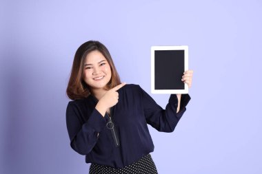 Mor arka planda sıradan kıyafetlerle duran tombul Asyalı kadın..