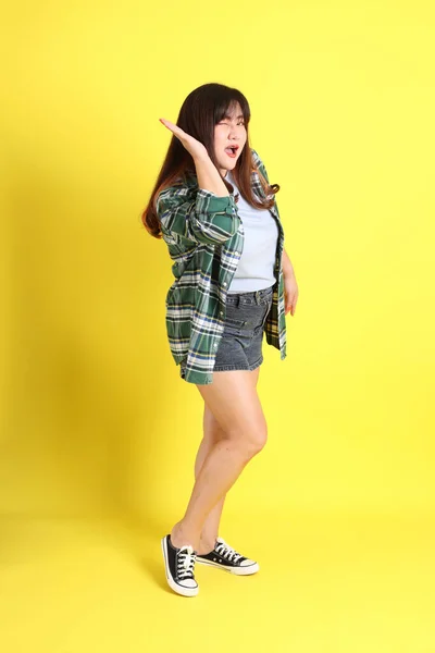 Chubby Asian Woman Standing Yellow Background Casual Clothes — Fotografia de Stock