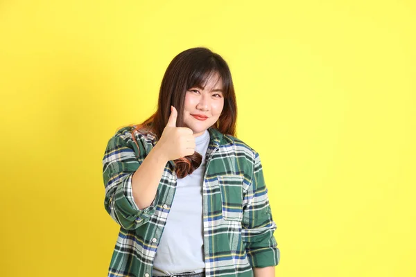 Chubby Asian Woman Standing Yellow Background Casual Clothes — Zdjęcie stockowe