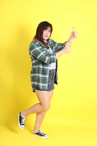 Baculaté Asijské Žena Stojící Žlutém Pozadí Ležérní Oblečení — Stock fotografie