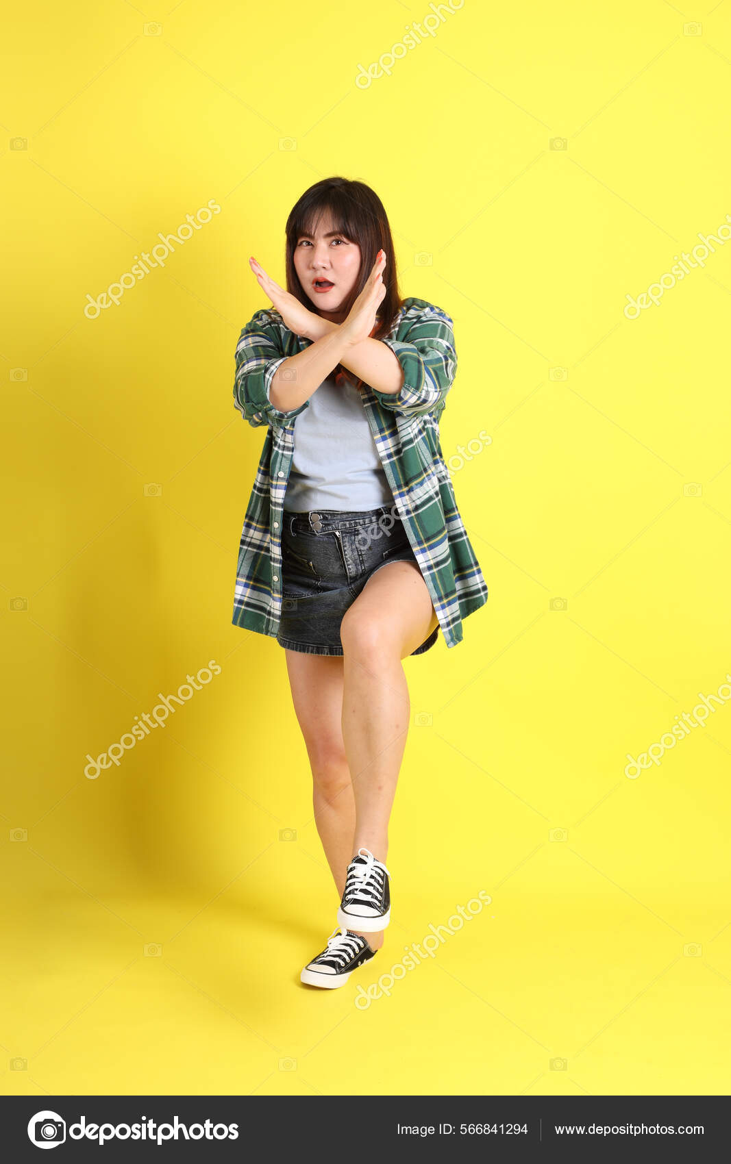 Fotografia do Stock: Asian woman casual outfits standing in jeans