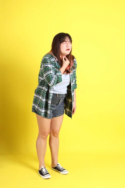 Baculaté Asijské Žena Stojící Žlutém Pozadí Ležérní Oblečení — Stock fotografie
