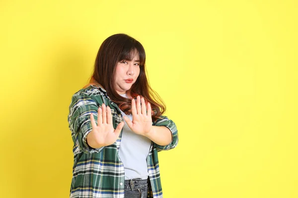 Mujer Asiática Gordita Pie Sobre Fondo Amarillo Con Ropa Casual — Foto de Stock