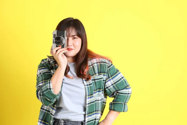 Mujer Asiática Gordita Pie Sobre Fondo Amarillo Con Ropa Casual —  Fotos de Stock