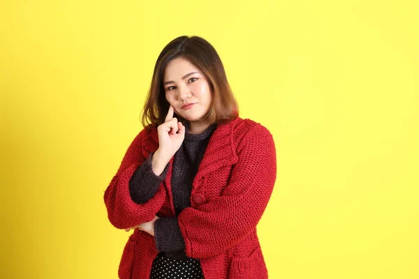 Mulher Asiática Gordinha Fundo Amarelo Com Roupas Casuais — Fotografia de Stock