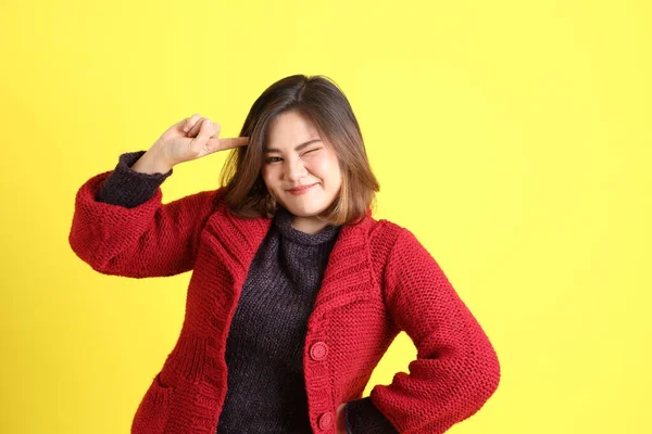 Sarı Arka Planda Sıradan Kıyafetlerle Duran Tombul Asyalı Kadın — Stok fotoğraf