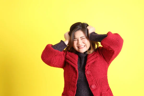 Mulher Asiática Gordinha Fundo Amarelo Com Roupas Casuais — Fotografia de Stock