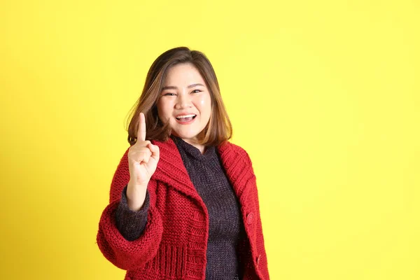 Sarı Arka Planda Sıradan Kıyafetlerle Duran Tombul Asyalı Kadın — Stok fotoğraf