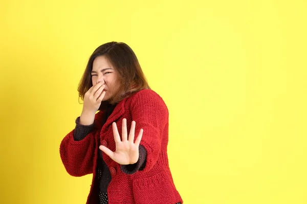 Mulher Asiática Gordinha Fundo Amarelo Com Roupas Casuais — Fotografia de Stock