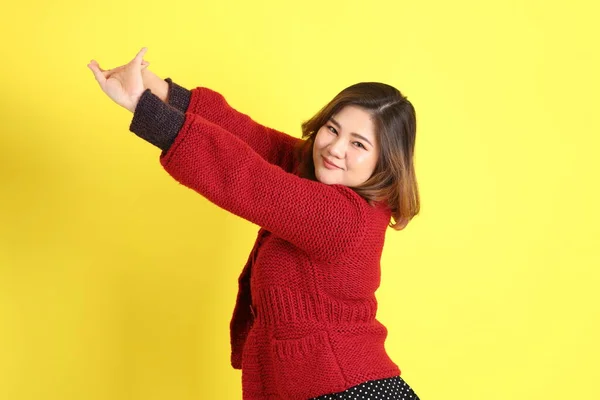 Mollig Aziatische Vrouw Staan Gele Achtergrond Met Casual Kleding — Stockfoto