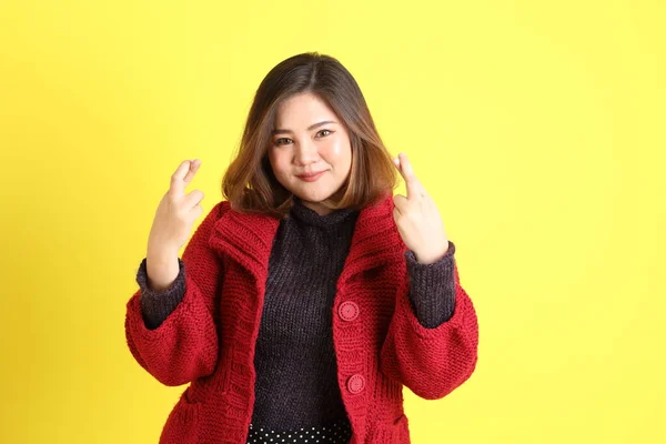 Mujer Asiática Gordita Pie Sobre Fondo Amarillo Con Ropa Casual —  Fotos de Stock