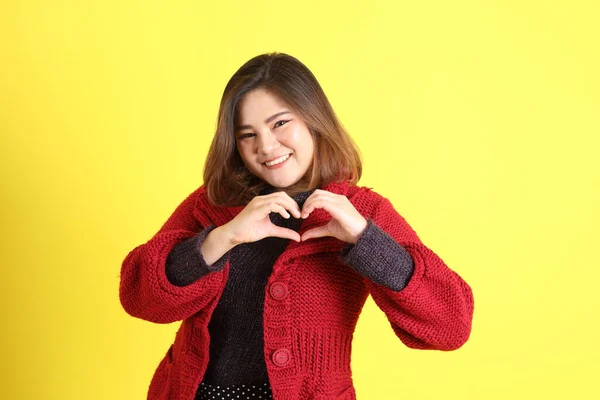 Mollig Aziatische Vrouw Staan Gele Achtergrond Met Casual Kleding — Stockfoto