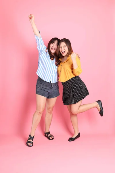 站在粉色背景上的亚洲人快乐的兄弟姐妹 — 图库照片