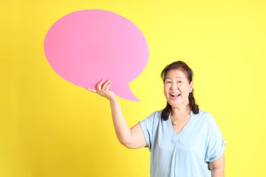 Sarı arka planda açık mavi gömlek giyen Asyalı son sınıf öğrencisi..