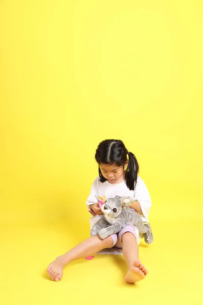 Petite Fille Asiatique Avec Des Vêtements Décontractés Jouant Sur Fond — Photo