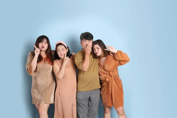 Feliz Familia Asiática Pie Sobre Fondo Azul — Foto de Stock