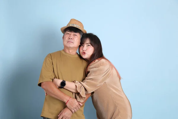 Den Lykkelige Asiatiske Familien Som Står Den Blå Bakgrunnen – stockfoto