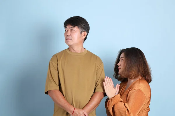 Die Glückliche Asiatische Familie Auf Blauem Hintergrund — Stockfoto