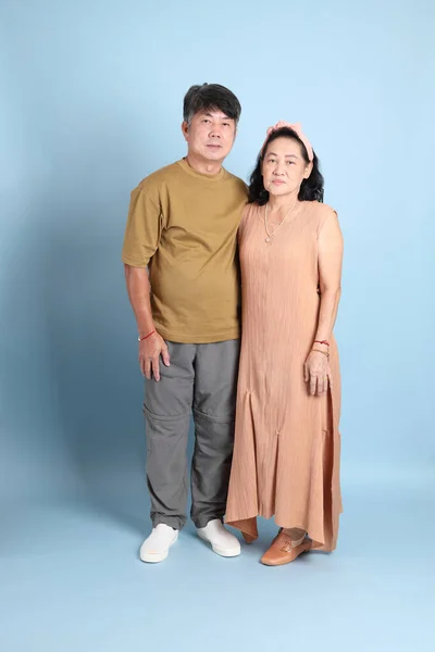 Das Süße Ältere Asiatische Paar Mit Lässiger Kleidung Steht Auf — Stockfoto