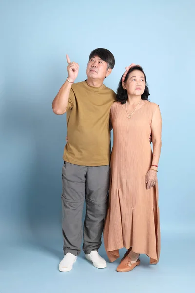 Das Süße Ältere Asiatische Paar Mit Lässiger Kleidung Steht Auf — Stockfoto