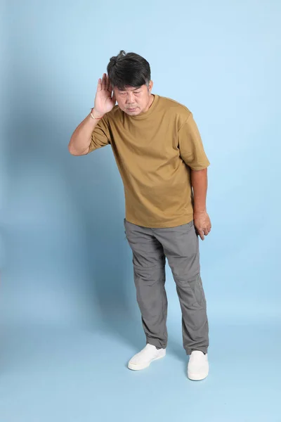 Uomo Asiatico Anziano Con Vestiti Casual Piedi Sullo Sfondo Blu — Foto Stock