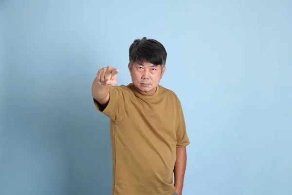 Den Äldre Asiatiska Mannen Med Casual Kläder Står Den Blå — Stockfoto