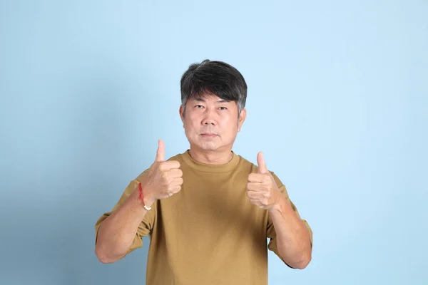 Hombre Asiático Mayor Con Ropa Casual Pie Sobre Fondo Azul —  Fotos de Stock