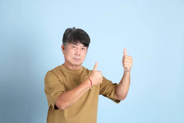 Hombre Asiático Mayor Con Ropa Casual Pie Sobre Fondo Azul —  Fotos de Stock