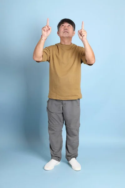 Hombre Asiático Mayor Con Ropa Casual Pie Sobre Fondo Azul — Foto de Stock