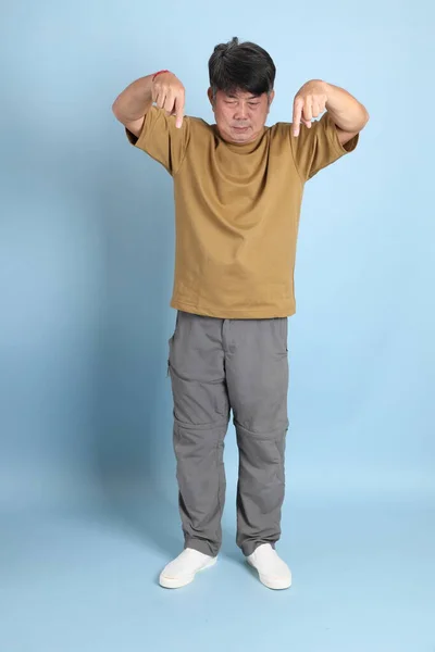 Homem Asiático Sênior Com Roupas Casuais Fundo Azul — Fotografia de Stock