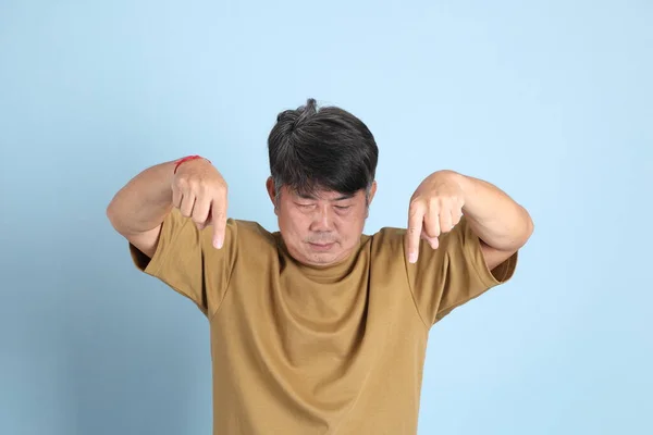 Senior Aziatische Man Met Casual Kleding Staan Blauwe Achtergrond — Stockfoto
