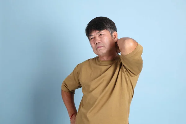 Homme Asiatique Senior Avec Des Vêtements Décontractés Debout Sur Fond — Photo