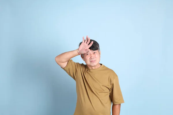 Uomo Asiatico Anziano Con Vestiti Casual Piedi Sullo Sfondo Blu — Foto Stock